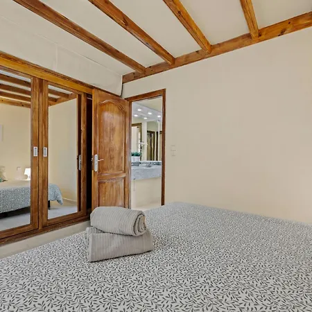 Home2book Bright & Pool, Apartment