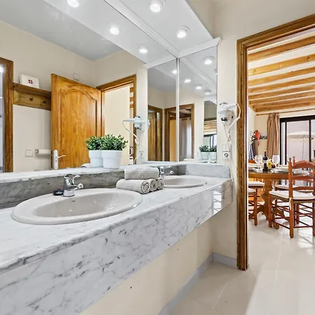 Home2book Bright & Pool, * 科斯塔特吉塞