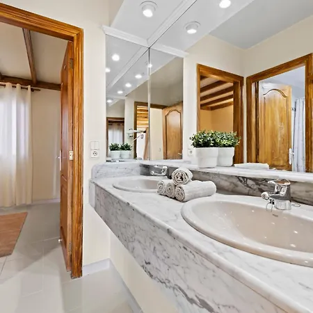 Home2book Bright & Pool,